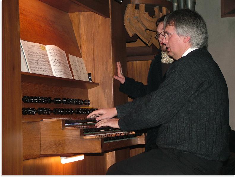 Alfons Meusert an der Orgel in der Pfarrkirche St. Michael in Lohr a. Main