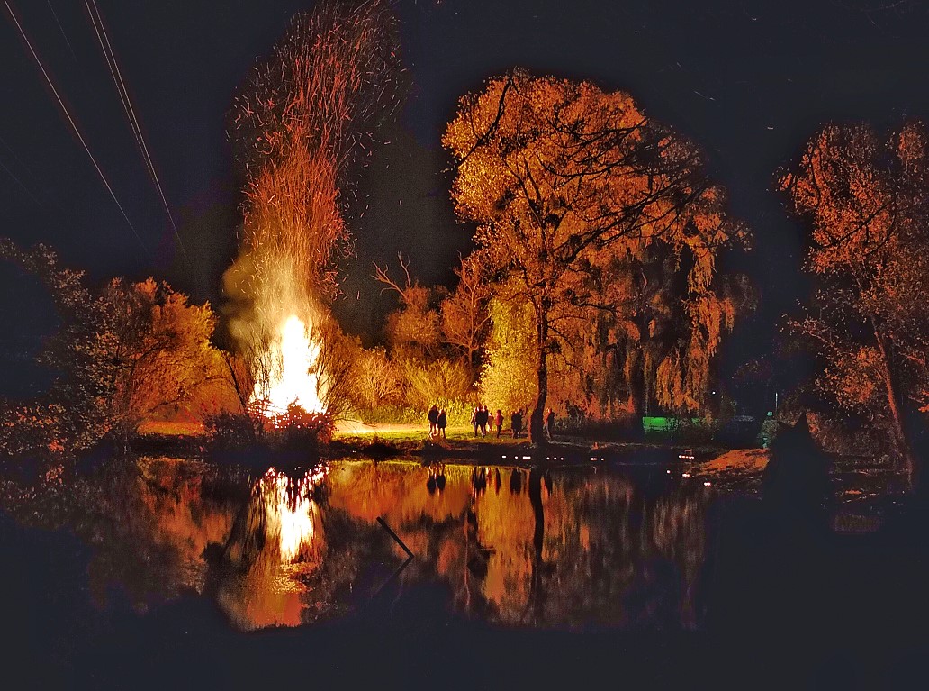 Halloweenfeuer an der Mainlände in Sackenbach