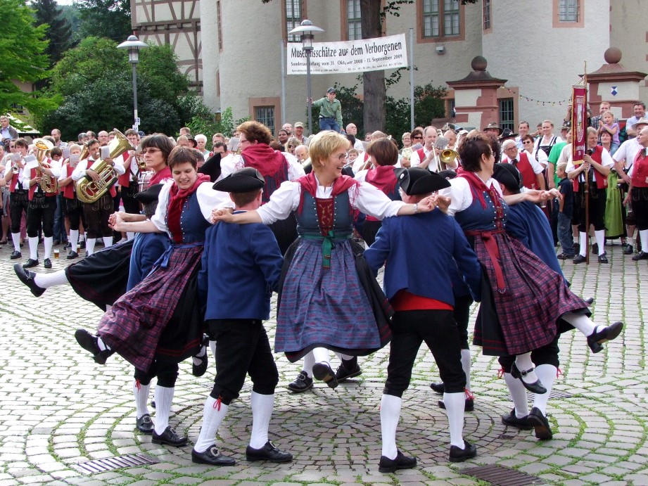 Die Rodenbacher Volkstanzgruppe erffnet die 64. Lohrer Spessartfestwoche