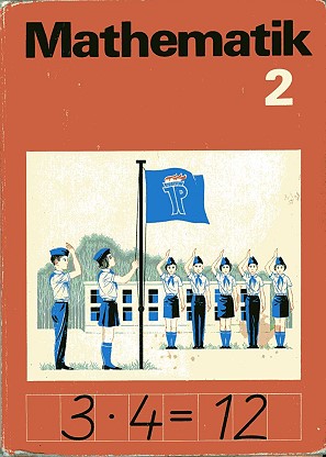 Vorderer Einbanddeckel des Rechenbuchs „Mathematik 2“, Lehrbuch fr Klasse 2, Volk und Wissen, Volkseigener Verlag Berlin, 1975. (Foto: Schulmuseum)