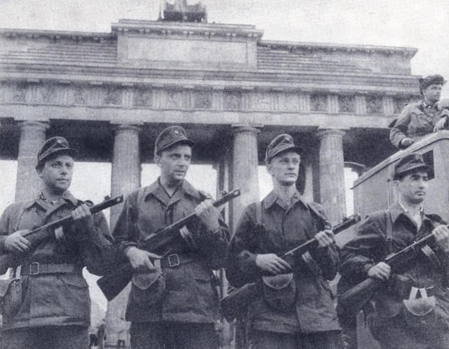„Am frhen Morgen des 13. August 1961 standen Tausende Genossen der Kampftruppen aus den Betrieben entlang der Stsaatsgrenze zu Westberlin“ (auf dem Bild: vor dem Brandenburger Tor).