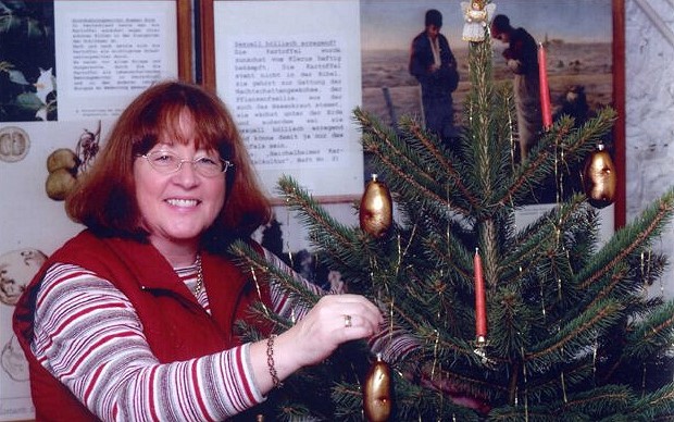 Monika Stenger schmückt den Weihnachtsbaum