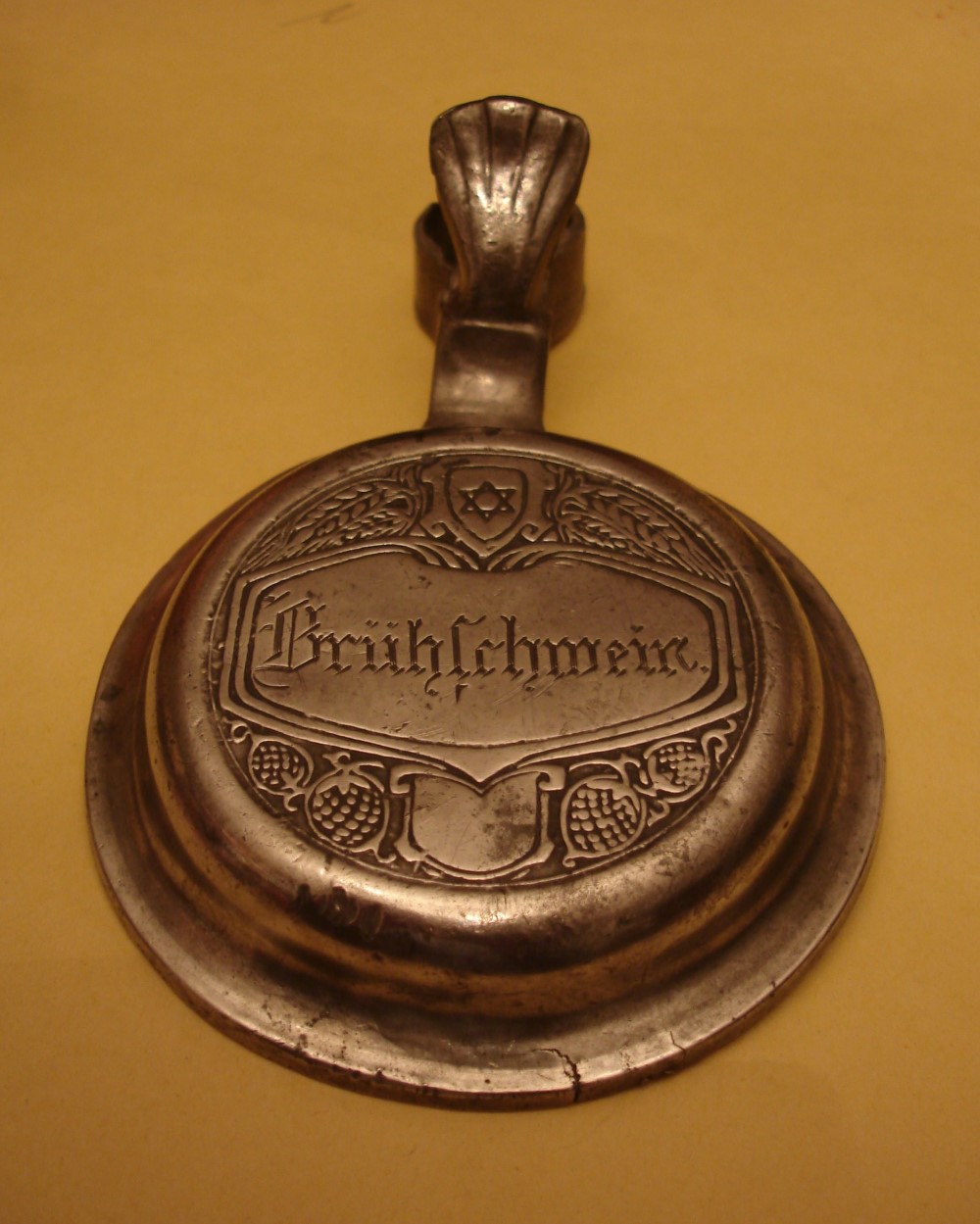 Bierkrugdeckel aus der Zeit um 1880 mit dem eingravierten Namen „Brhschwein“ des (vermutlichen) jdischen Besitzers und drber der Davidstern, das Symbol des Judentums.