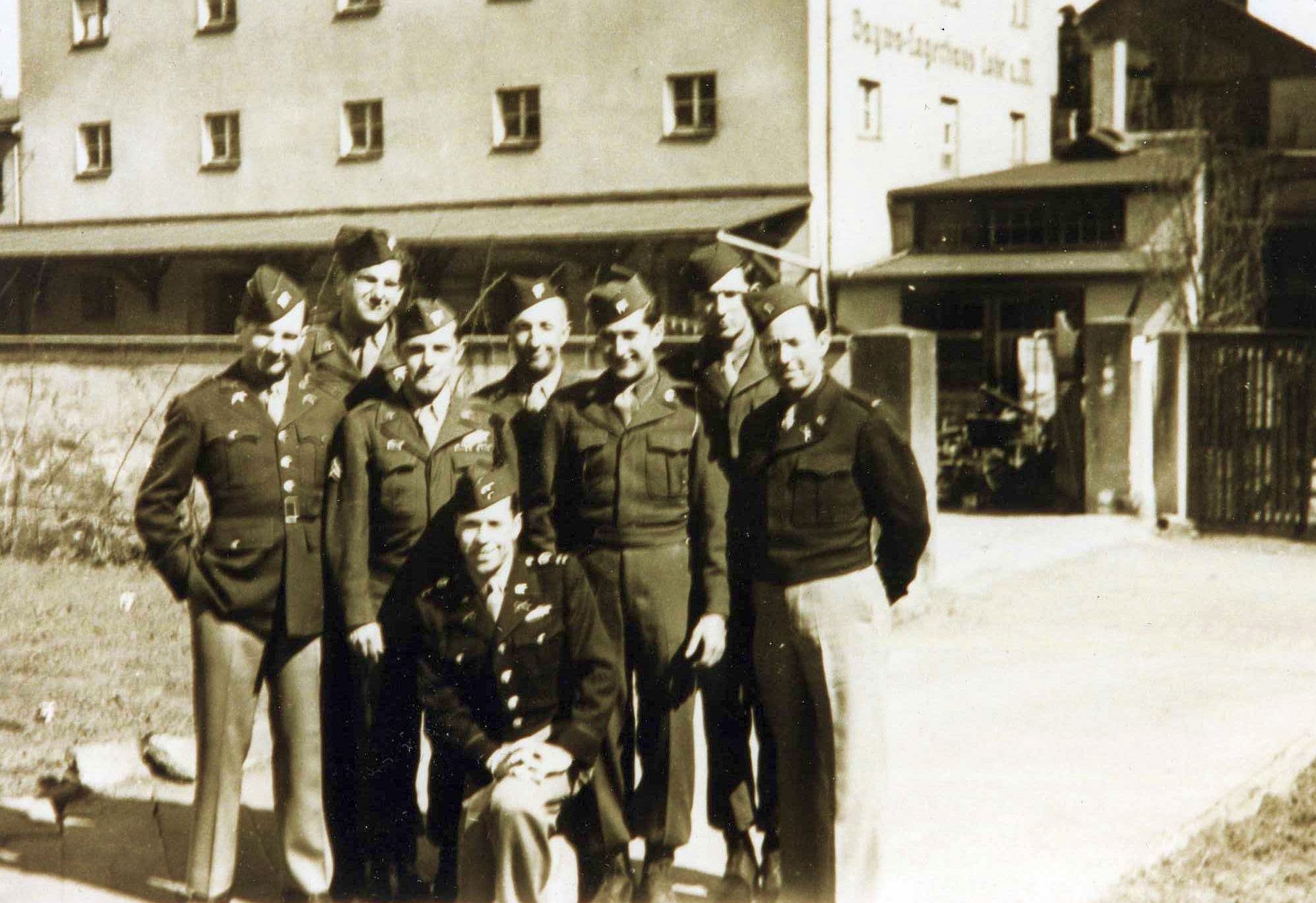US-Besatzungssoldaten vor dem damaligen Baywa-Gebude; in der Mitte kniend der Lohrer Stadtkommandant (bis Herbst 1946) Captain Edward E. Kelly