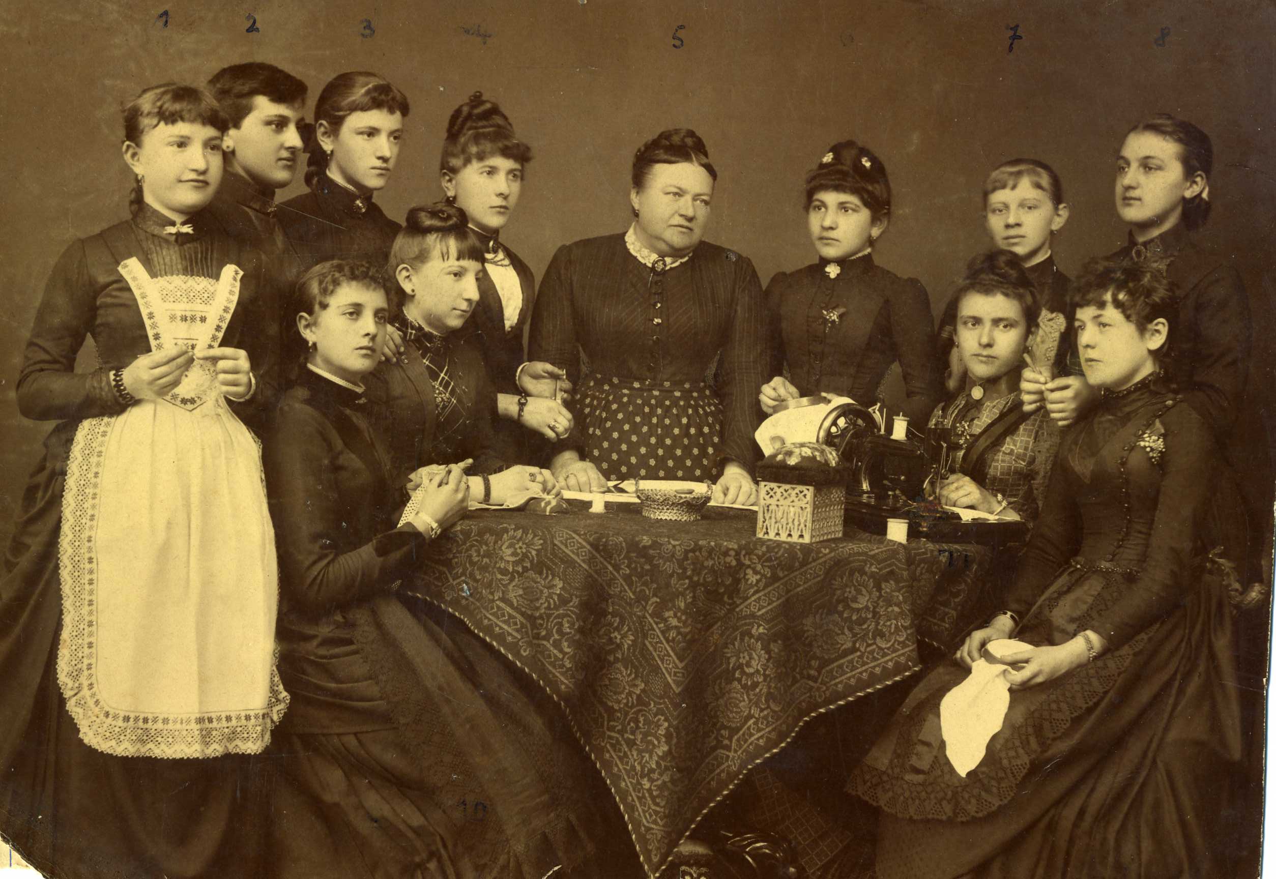 Abschlussfoto einer Lohrer Handarbeitsgruppe (16-jhrige „Sonntagsschlerinnen“) mit ihrer Lehrerin Frau Wunderlich um 1880.