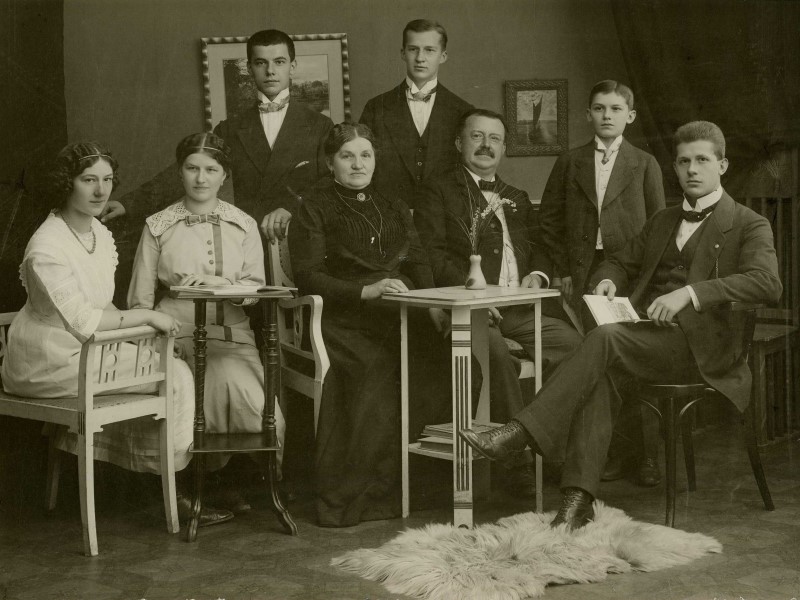 Die Schneiderfamilie Hahmann, hinten links stehend Karl Hahmann, vorne rechts sitzend Georg Hahmann, ab 1974 Lohrer Ehrenbrger, alle Mnner waren Schneider