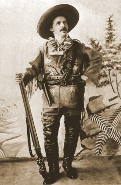 „Karl May als Old Shatterhand“ (mit Winnetous Silberbchse); Foto um 1897