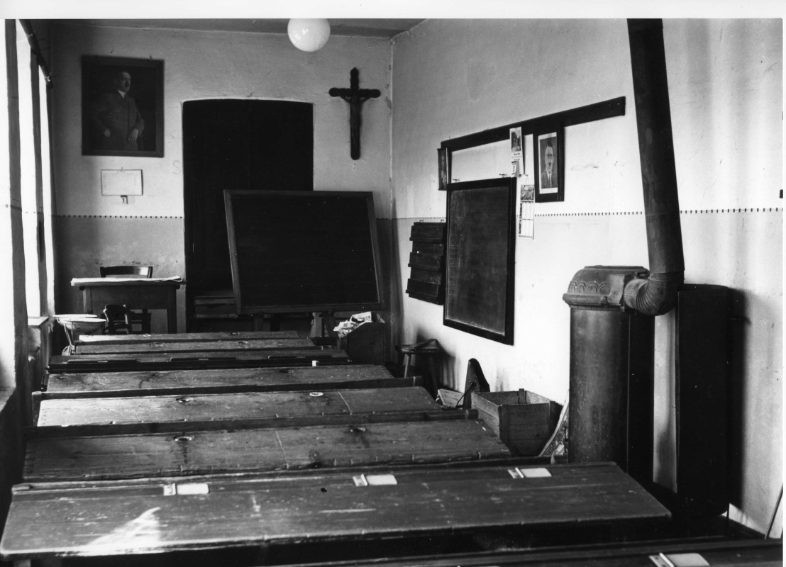 Klassenzimmer aus der hiesigen Region um 1935: Das Hitlerbild ist zweimal vorhanden, das Kreuz sollte nach 1941 als