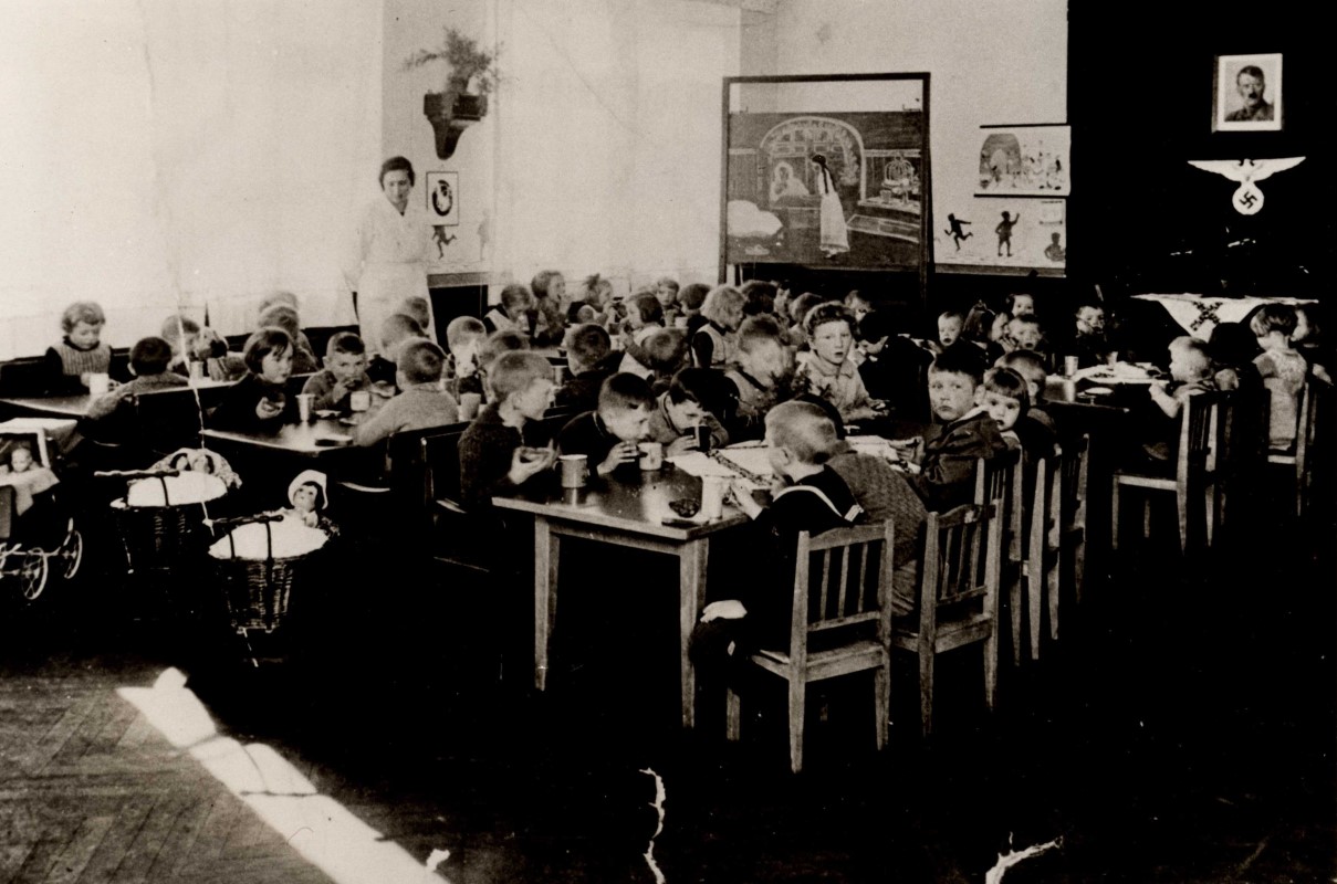 Der Lohrer Kindergarten (undatiertes Foto) – Hitlerbild und Hakenkreuz gehrten auch im Kindergarten zum