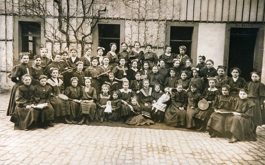 Internatsschlerinnen um 1908
